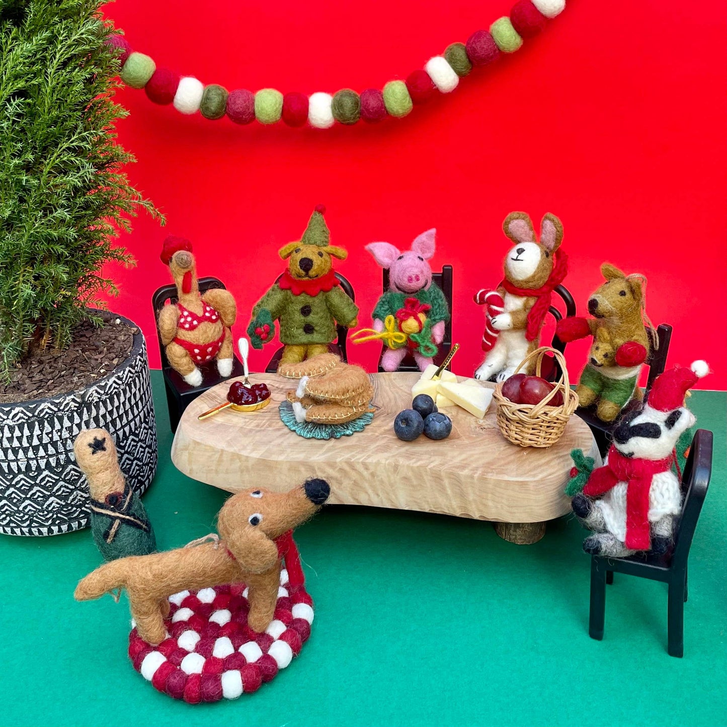 Felt So Good - Handgemachte Weihnachtsdekoration Bernard der Hund aus Filz zum Aufhängen