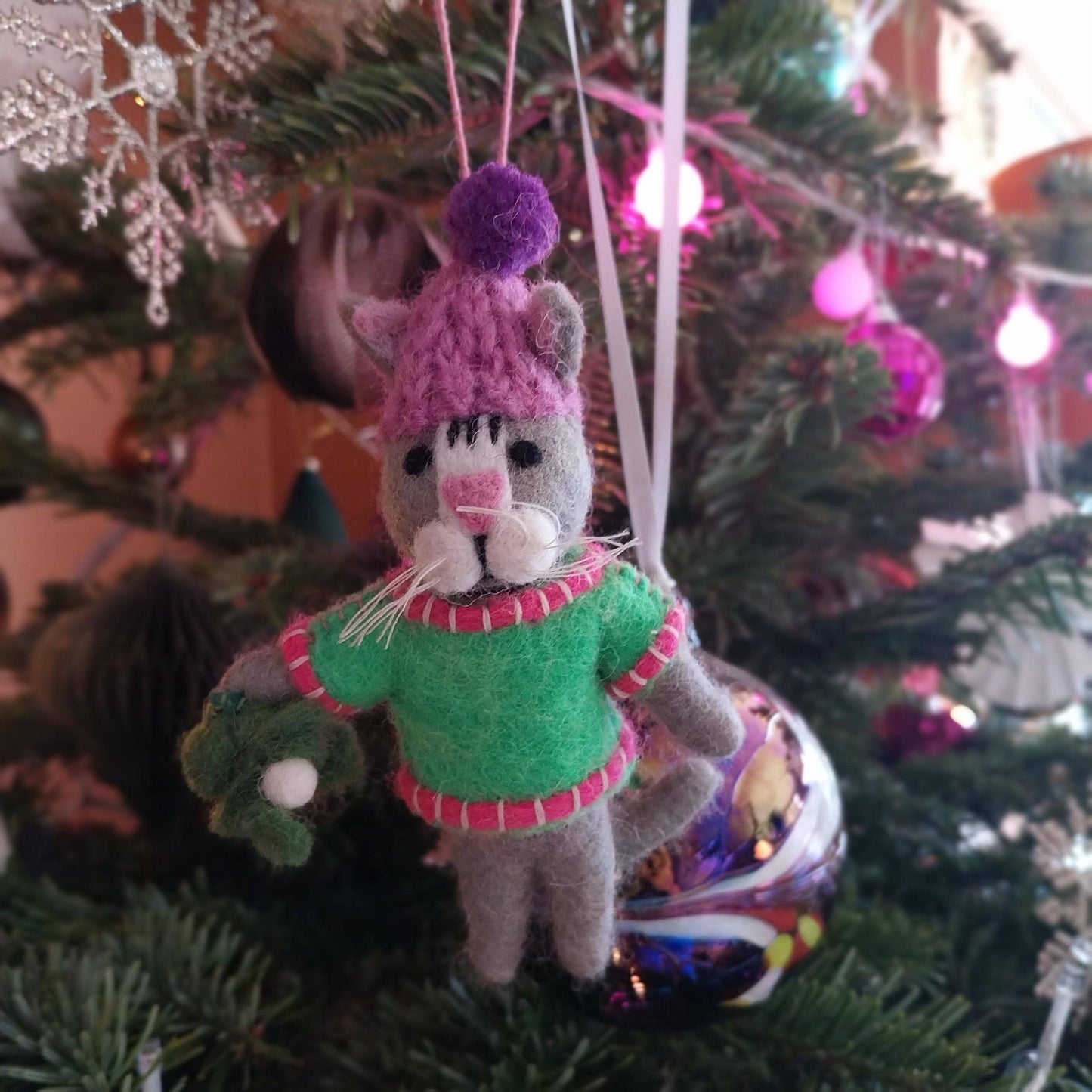 Felt So Good - Handgefertigte Weihnachtskatzendekoration Mistelzweig Meows aus Filz