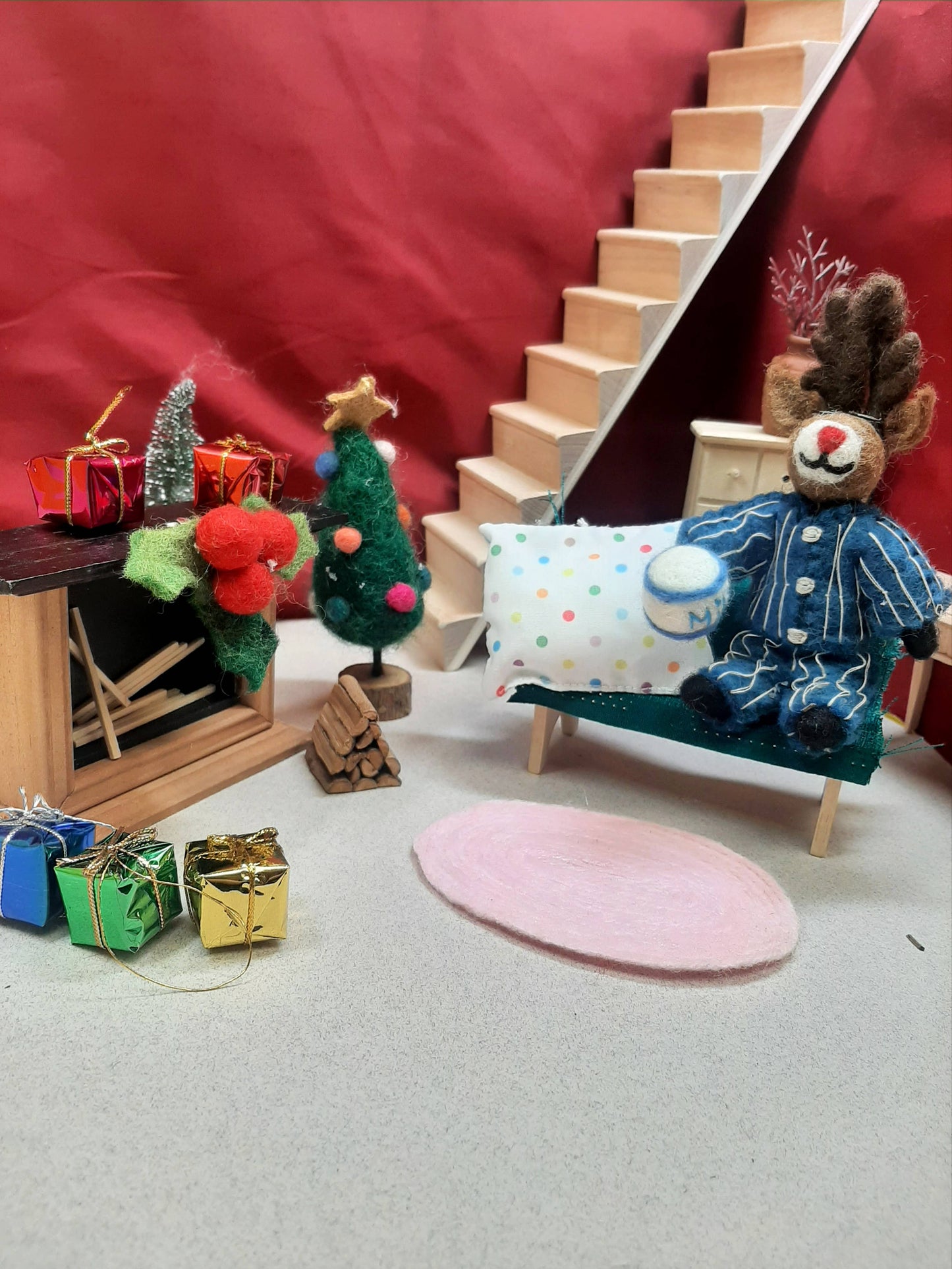 Felt So Good - Handgefertigter Weihnachtspyjama Rudolph aus Nadelfilz zum Aufhängen