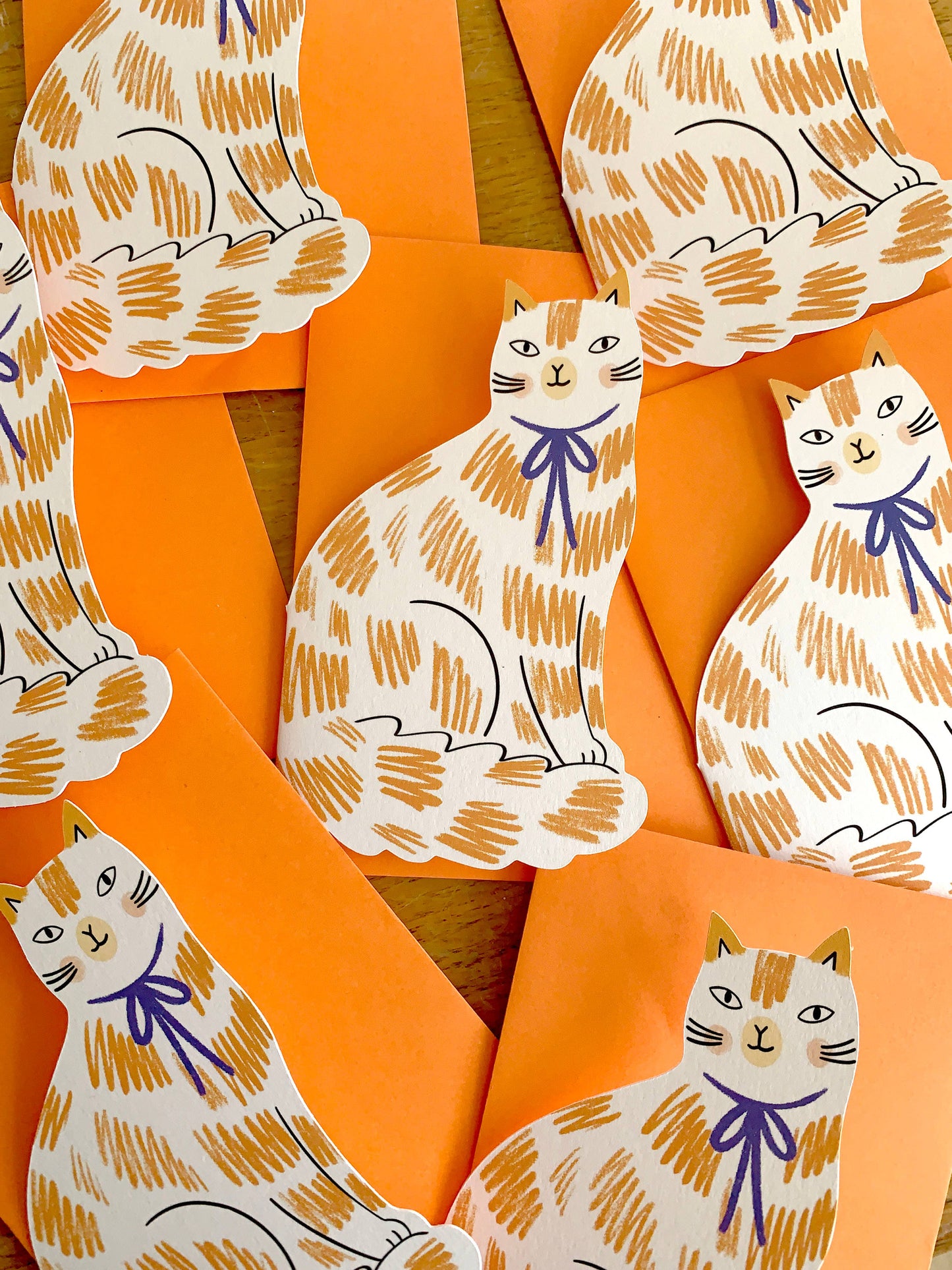Kitty Kenda Papergoods - Sitzende Katze geformte Grußkarte Loveheart