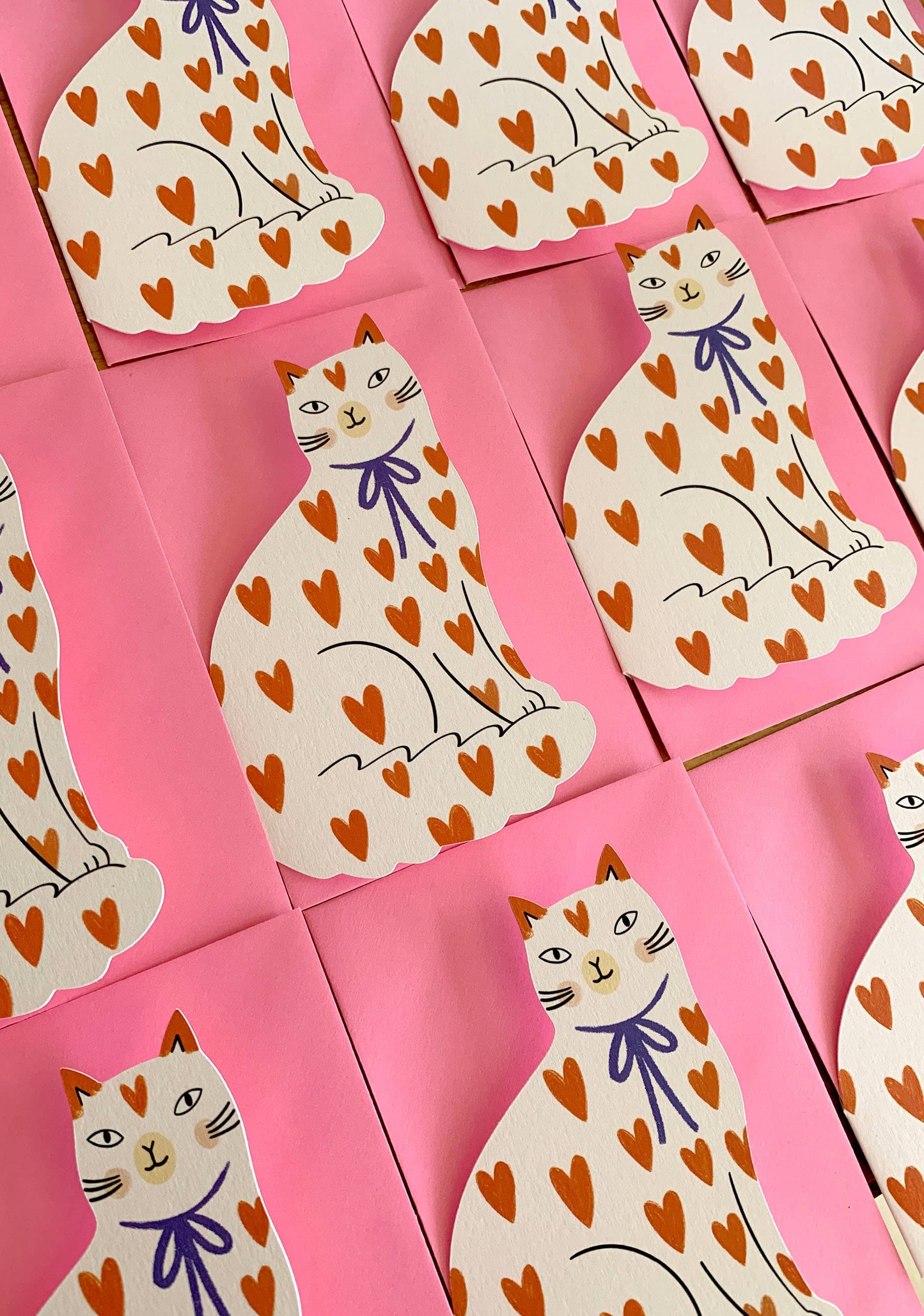 Kitty Kenda Papergoods - Sitzende Katze geformte Grußkarte Loveheart