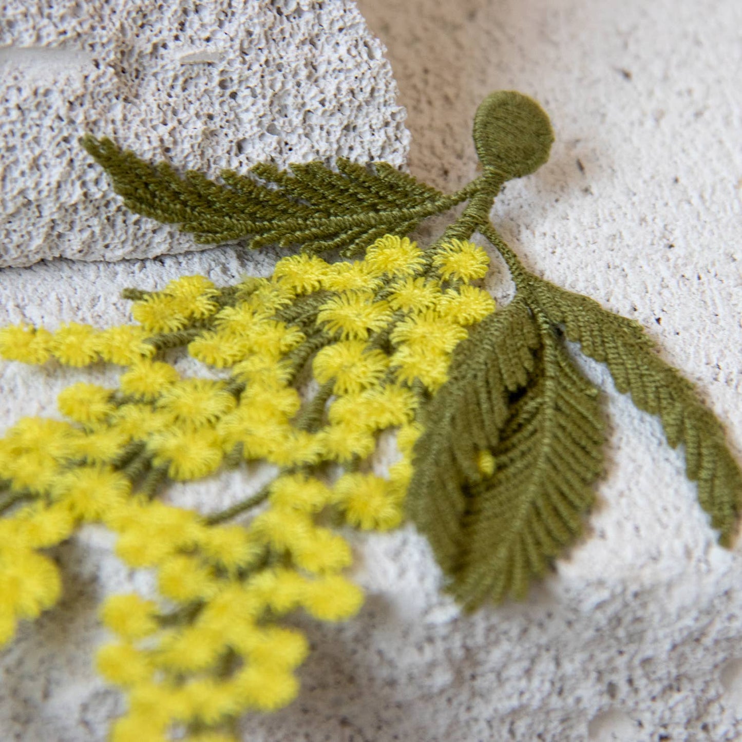 Botanopia - gifts , decor and cards for plant lovers - Gestickte Mimosenblüten-Brosche