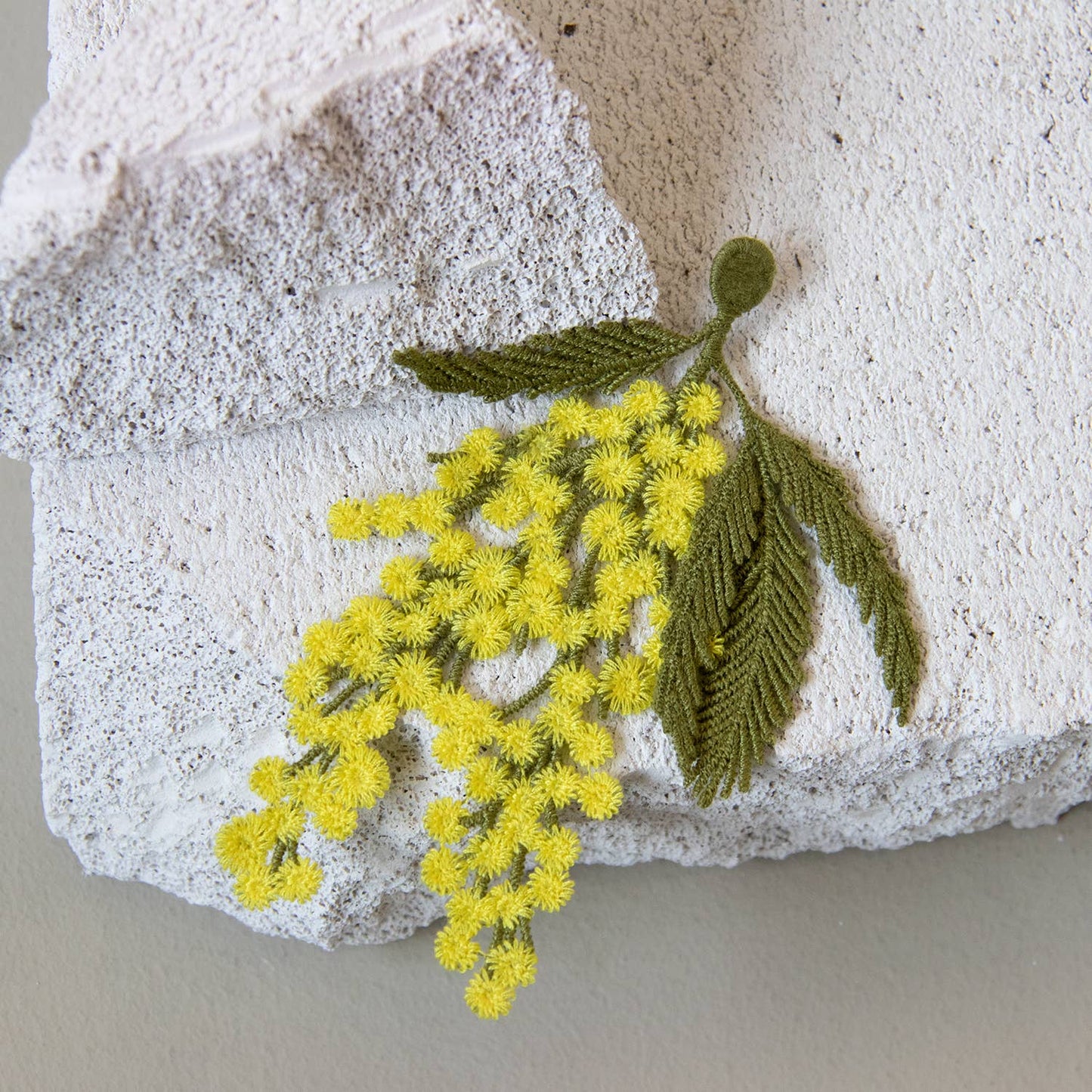 Botanopia - gifts , decor and cards for plant lovers - Gestickte Mimosenblüten-Brosche