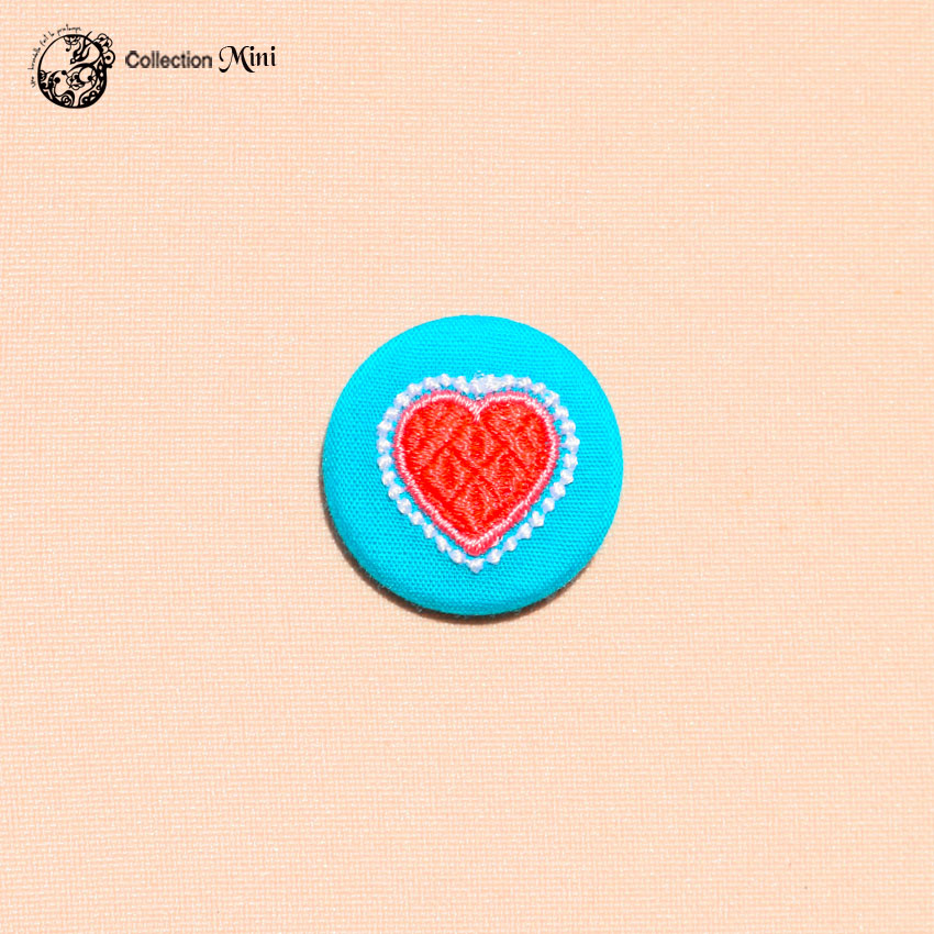 une hirondelle fait le printemps. - gestickte Brosche "Herzchen" blau