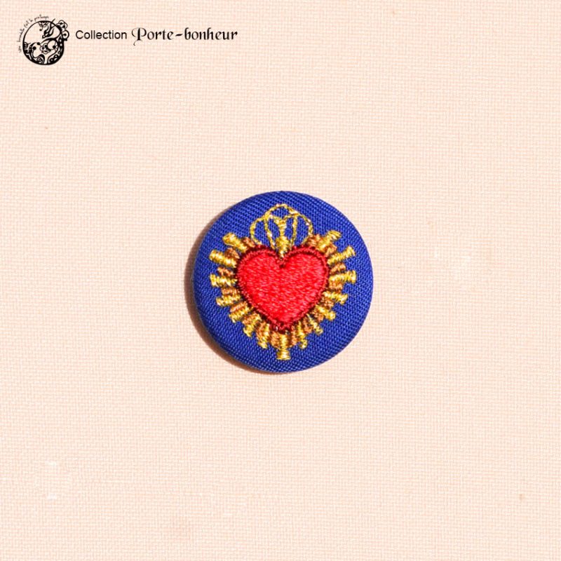 une hirondelle fait le printemps. - gestickte Brosche "Herzchen" gold & blau