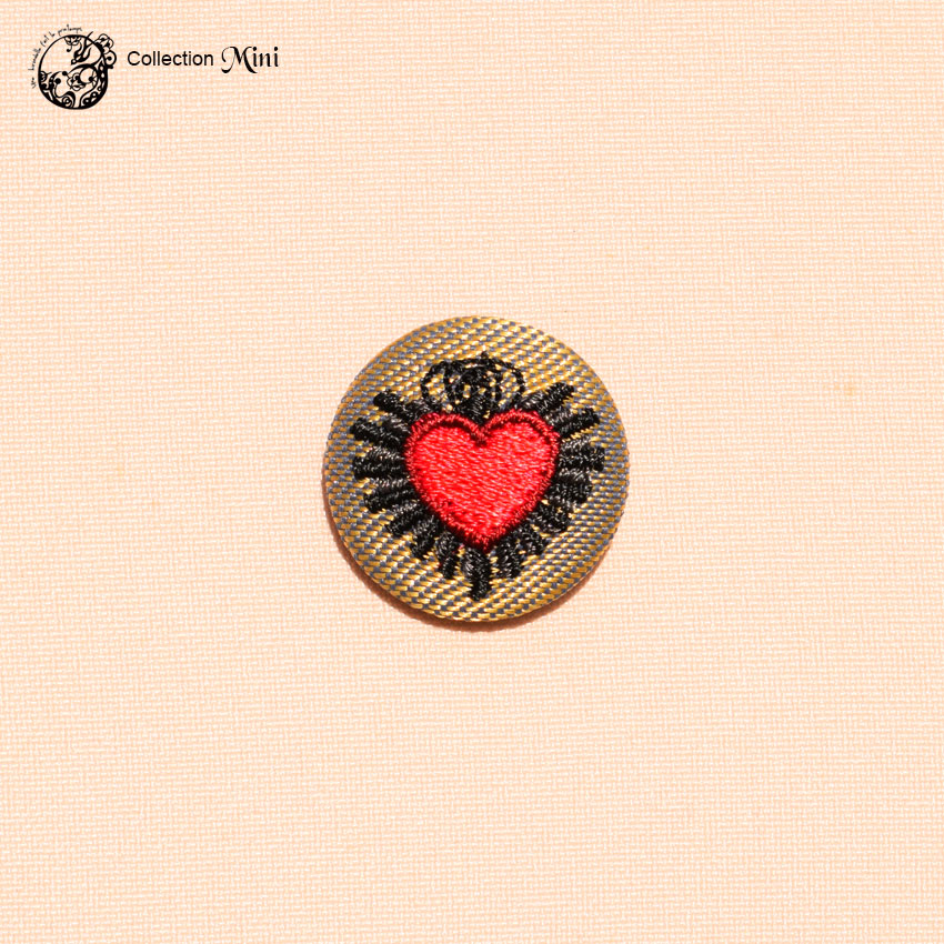 une hirondelle fait le printemps. - gestickte Brosche "Herzchen" braun & schwarz