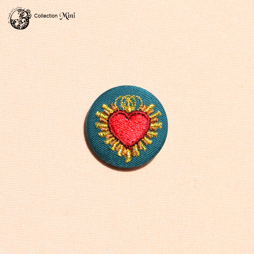 une hirondelle fait le printemps. - gestickte Brosche "Herzchen" gold & grün