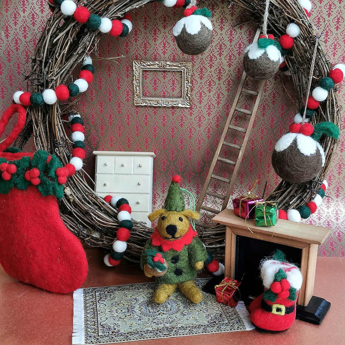 Felt So Good - Handgemachte Weihnachtsdekoration Bernard der Hund aus Filz zum Aufhängen