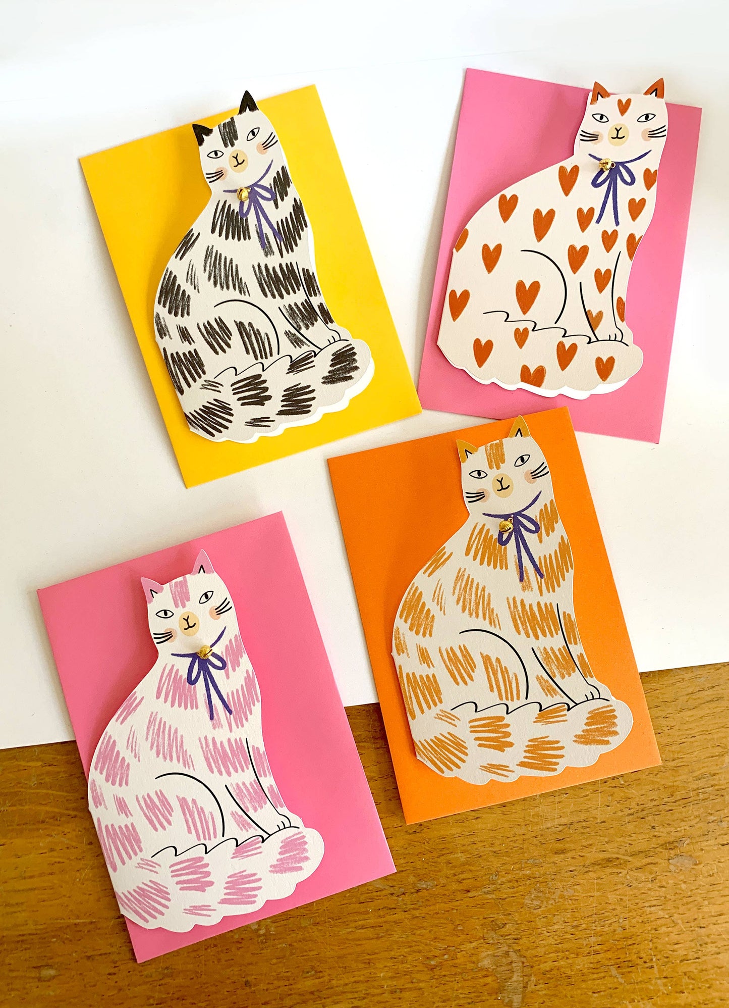 Kitty Kenda Papergoods - Sitzende Katze geformte Grußkarte Loveheart