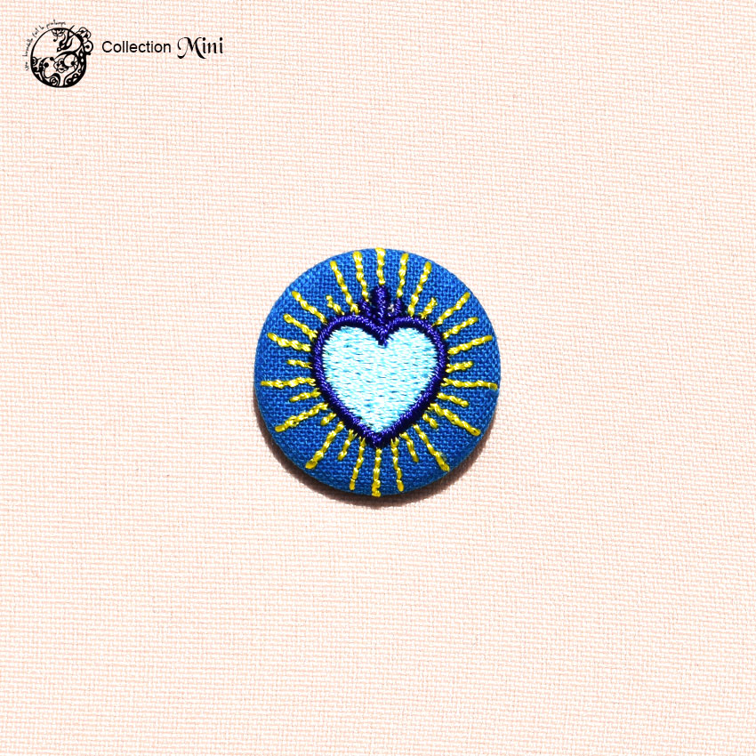 une hirondelle fait le printemps. - gestickte Brosche "Strahlendes Herz" blau