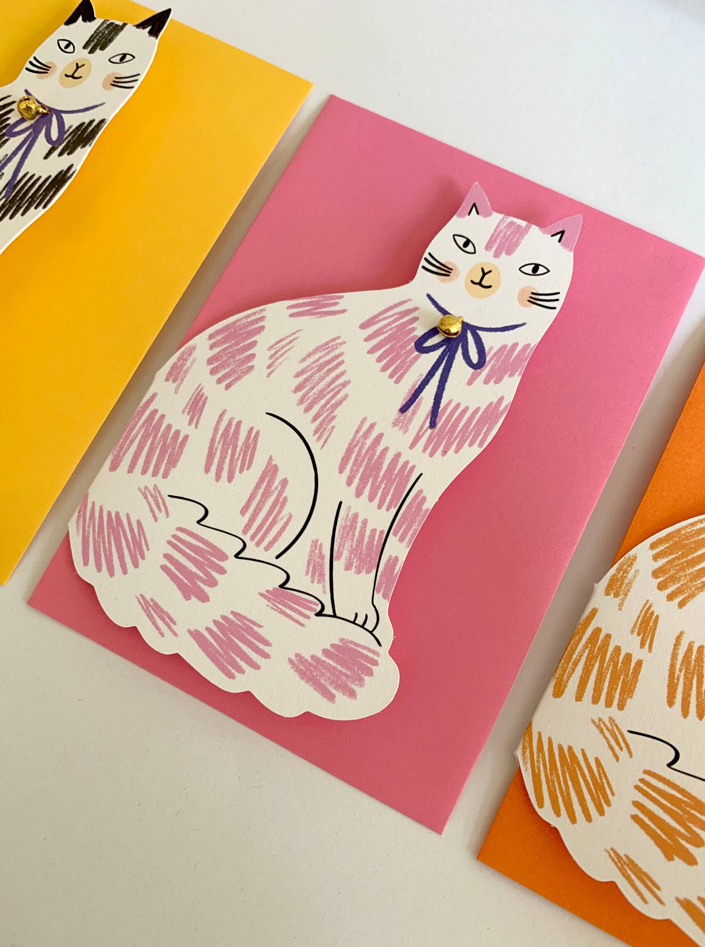 Kitty Kenda Papergoods - Sitzende Katze geformte Grußkarte Loveheart