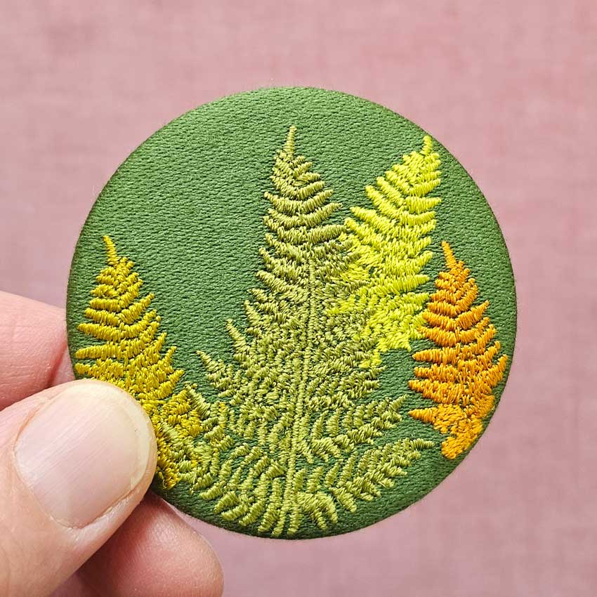 une hirondelle fait le printemps. - gestickte Brosche "Farn"