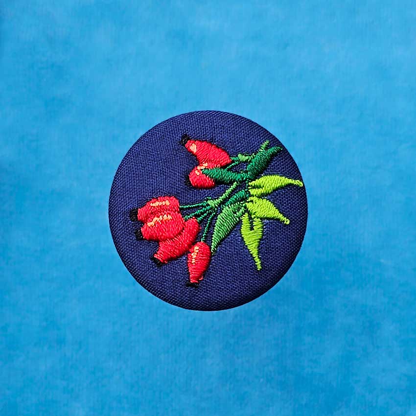 une hirondelle fait le printemps. - gestickte Brosche "Hagebutte"