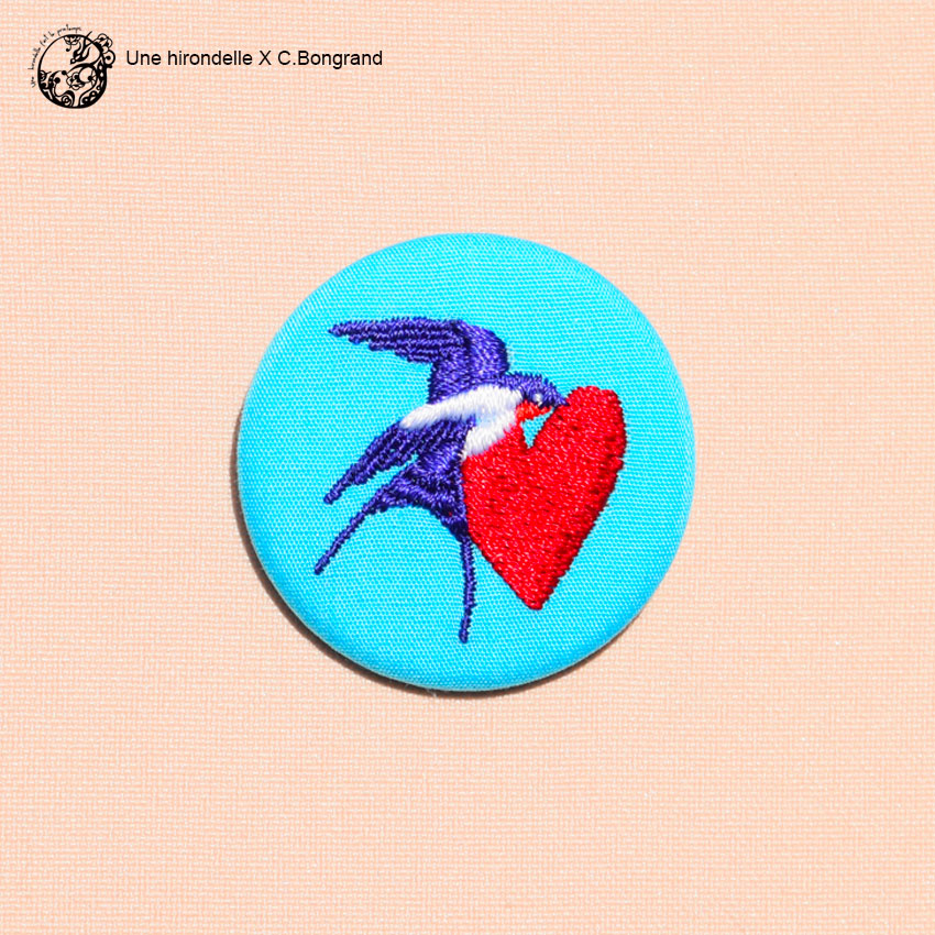 une hirondelle fait le printemps. - gestickte Brosche "Libre d'aimer"