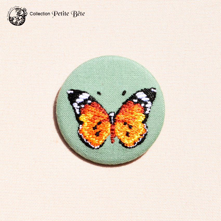 une hirondelle fait le printemps. - gestickte Brosche "Monarchfalter"