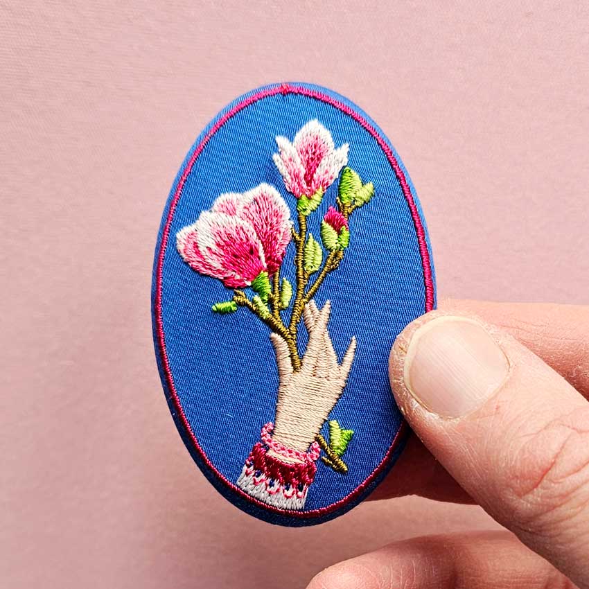 une hirondelle fait le printemps. - gestickte Brosche "Magnolie"