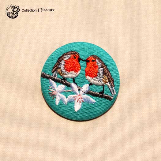 une hirondelle fait le printemps. - gestickte Brosche "Rotkehlchen Paar"