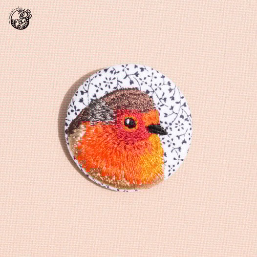 une hirondelle fait le printemps. - gestickte Brosche "Rotkehlchen" blumig