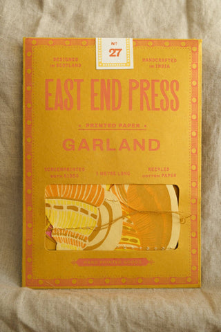 Verpackung der Muschel-Girlande von East End Press auf Leinen