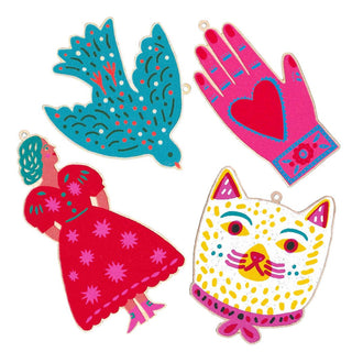The Printed Peanut Homeware & Stationery - Bedruckte Holzdekoration „Frau im Kleid“