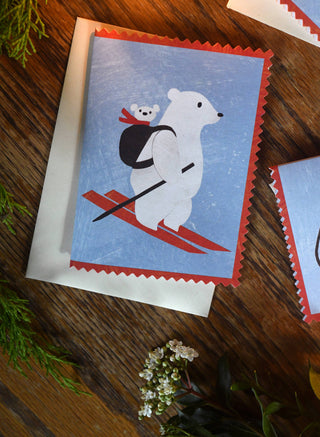 Eisbär-Weihnachtskarte von Mortlake Papers auf einem Holztisch