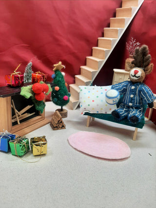 Felt So Good - Handgefertigter Weihnachtspyjama Rudolph aus Nadelfilz zum Aufhängen
