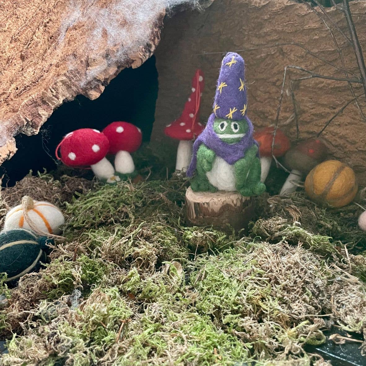 Felt So Good - Handgefertigte Filz-Zauberfrosch-Hängedekoration