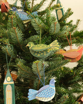 Papiervögel von East End Press als Anhänger am Weihnachtsbaum