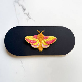 Botanopia -  🦋 Bestickte Rosy-Maple-Motten-Brosche