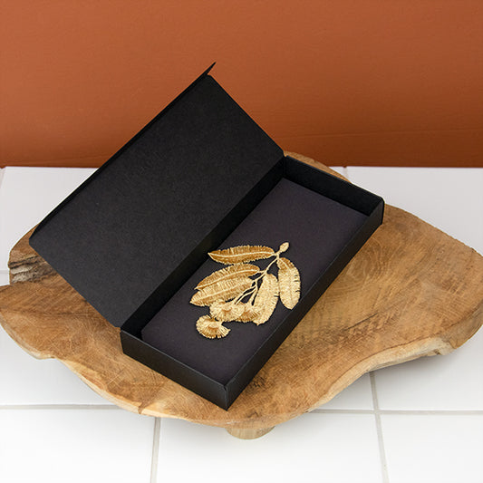 Botanopia - bestickte Goldbrosche, Eukalyptusblüte