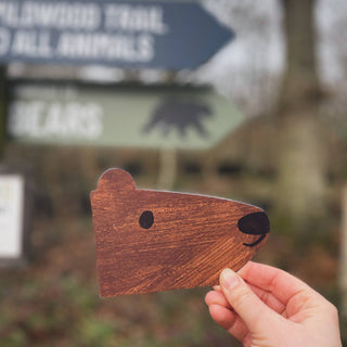 Bären-Karte von Mortlake Papers wird im Wald gehalten