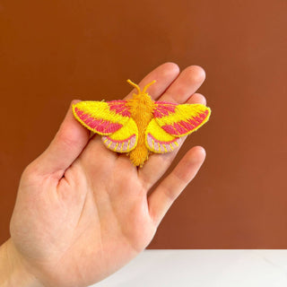 Botanopia -  🦋 Bestickte Rosy-Maple-Motten-Brosche