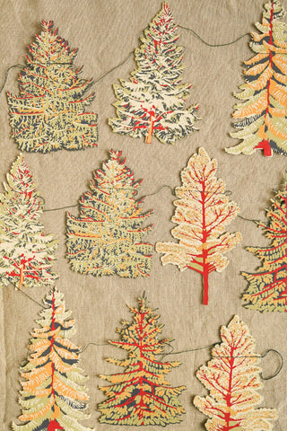 Papiertannen der Wald-Girlande von East End Press auf Packpapier