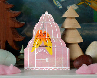 Lovebirds-Karte von Mortlake Papers zwischen Holzbäumchen
