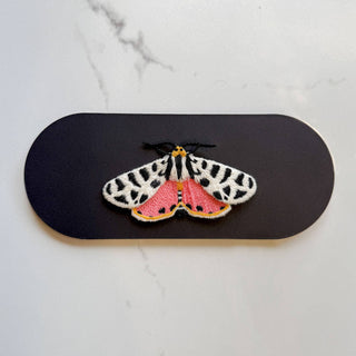 Botanopia - gifts , decor and cards for plant lovers - 🐯 Bestickte Tigermotten-Brosche – Natur-Anstecker