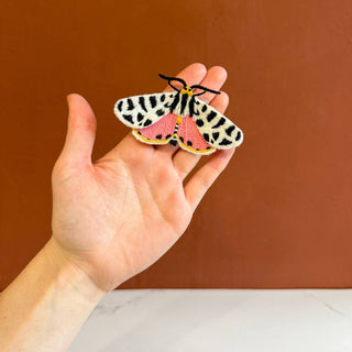 Botanopia - gifts , decor and cards for plant lovers - 🐯 Bestickte Tigermotten-Brosche – Natur-Anstecker