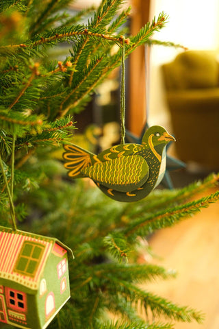 Papiervogel- und Häuschen-Anhänger von East End Press am Weihnachtsbaum