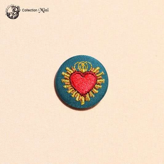 une hirondelle fait le printemps. - gestickte Brosche "Herzchen" gold & grün