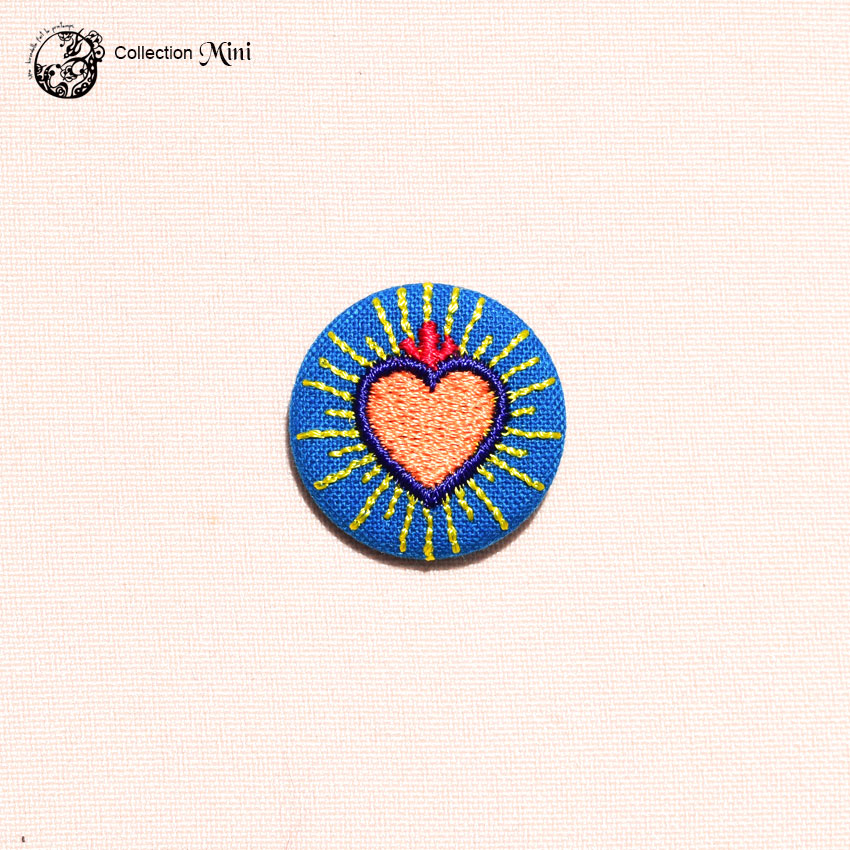 une hirondelle fait le printemps. - gestickte Brosche "Strahlendes Herz" orange