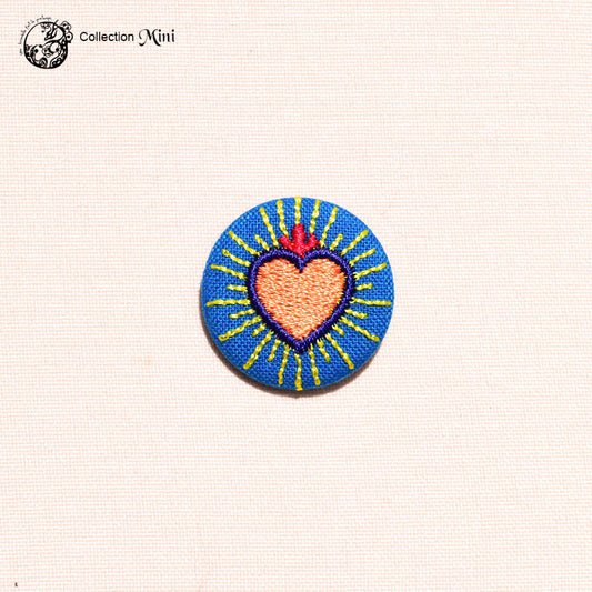 une hirondelle fait le printemps. - gestickte Brosche "Strahlendes Herz" orange