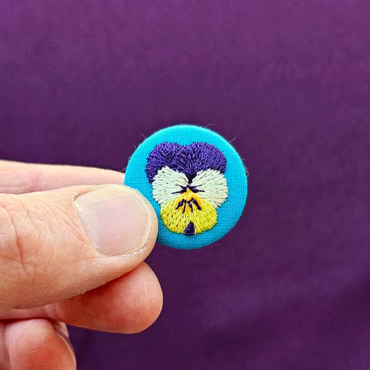 une hirondelle fait le printemps. - gestickte Brosche "Stiefmütterchen"