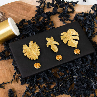 Botanopia - gifts , decor and cards for plant lovers - Goldene Broschen mit Stickerei – 3 tropische Blätter (Aroids