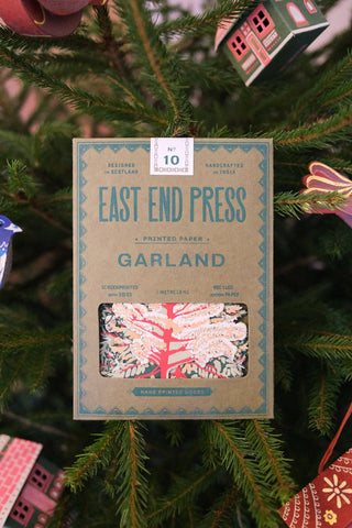 Verpackung der Wald-Girlande von East End Press am Weihnachtsbaum
