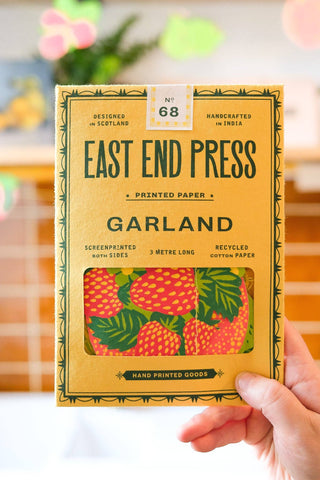 Verpackung der Früchte-Girlande von East End Press in der Hand