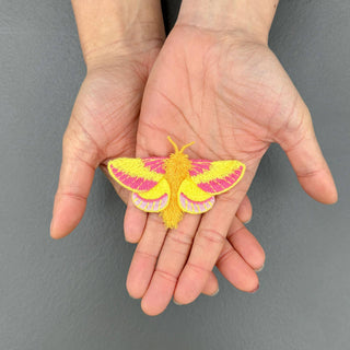 Botanopia -  🦋 Bestickte Rosy-Maple-Motten-Brosche