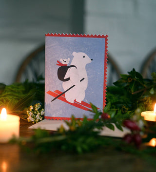 Eisbär-Weihnachtskarte von Mortlake Papers vor Kerzenlicht