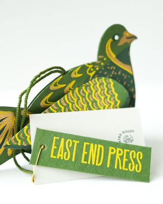 Grüner Papiervogel-Anhänger von East End Press mit Markenkärtchen