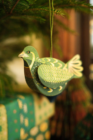 Grüner Papiervogel-Anhänger von East End Press am Weihnachtsbaum