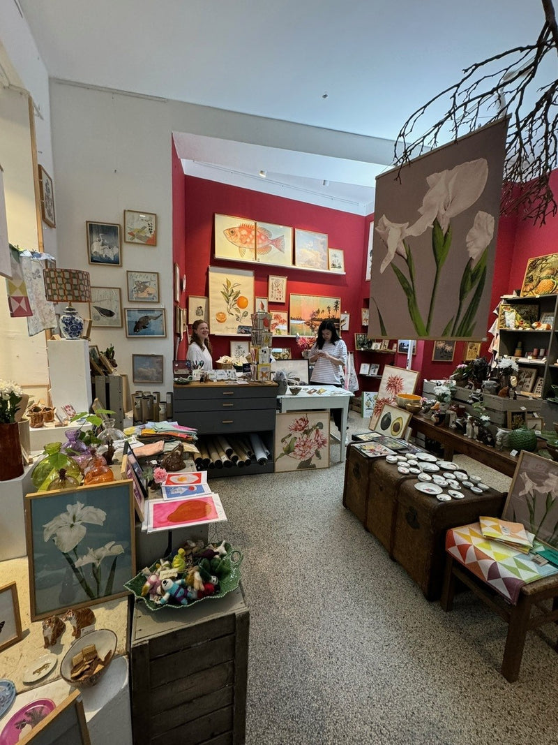 Blick in das Rothbild Ladenatelier in Düsseldorf mit Kunstdrucken, Keramik und Papeterie