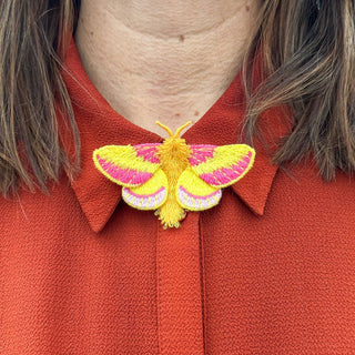Botanopia -  🦋 Bestickte Rosy-Maple-Motten-Brosche
